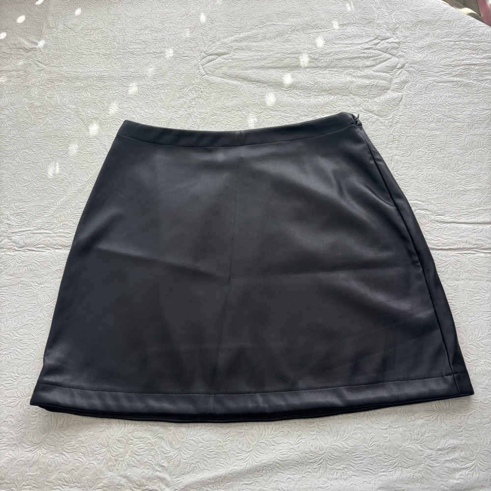 NWT Gap Faux Black Leather Miniskirt, Size Medium - Picture 2 of 10